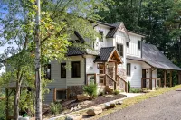 Royal Retreat - Brand New, Luxury, Mountain View, 4 Bedrooms, All En Suites! - Mountain view