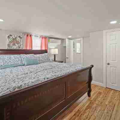 DeLamboBeach: Cozy Retreat 2BR 2BA Near UTMB ,Cruise Port & The Strand. Rooms