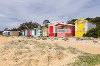 Miss Sunshine Boutique Accommodation Mount MarthaPool, Pet & Kid Friendly - Homestays
