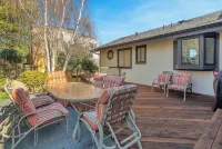 Fully Renovated with Views of the Mountains and Spa!