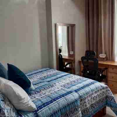 Deluxe 1BR 27th floor in Taguig/BGC w/balcony, amazing view of bay, wi-fi+55" TV Rooms