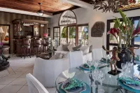 Luxury 250' long Beachfront-Pool,Horse Fountain, Snorkeling, Volleyball & Chef! -  Privatzimmer