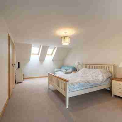 10mins to St Andrews & Dundee. 5mins to Tentsmuir Forest and beach. Rooms