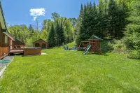 Cozy 3-bedroom cabin in charming Haverhill with Hot Tub, Play Area & Fire Pit - Hytter