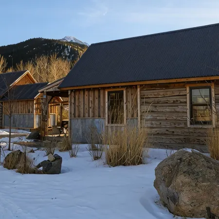 Cozy, Rustic Cabins near Chico Hot Springs & only 35 mins to YELLOWSTONE PARK!!