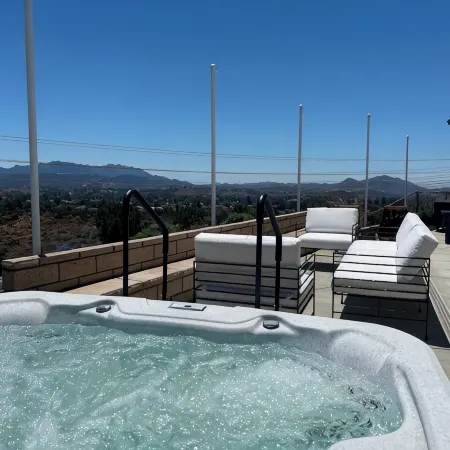 "The Best" Jacuzzi View Private Luxury Guest Cottage-Better Than a Room or Suite
