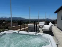 "The Best" Jacuzzi View Private Luxury Guest Cottage-Better Than a Room or Suite - 3-Star