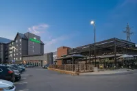 Sandman Hotel Hamilton - parking