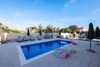 1Oak Rentals 2 - Pools