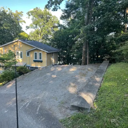 Spacious 6-bedroom house with WiFi & AC in charming Jamestown lake ramp access