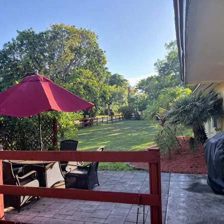 Sunshine Acre. King Master Suite & BIG Yard