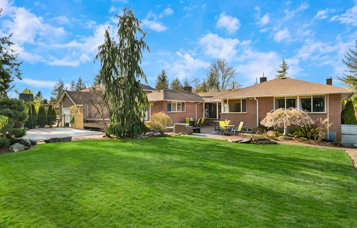 Luxury 4 bd/3ba Family Home near Ocean, Airport,  & Seattle XL yard w/sportcourt