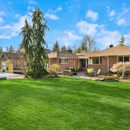 Luxury 4 bd/3ba Family Home near Ocean, Airport,  & Seattle XL yard w/sportcourt