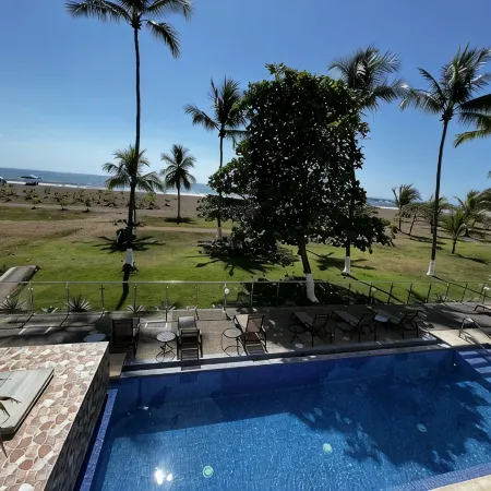 Beautiful Beach Front Condo Sleeps 5, Rare Opportunity for Christmas