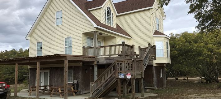 Octopus Oasis, Horses/Sea Turtles 4X4 a Must  Pets OK.  Jacuzzi.  Carova Beach Hotels in Currituck County