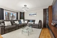 Stylish & Spacious Retreat - with a High tech Movie Theater near DT Minneapolis - Wifi