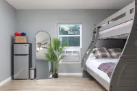 Luxury Lakehouse Private Group Getaway For The Whole Family - balcony