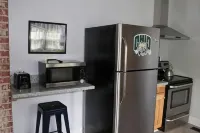 3 Bedroom, 2 Bath, Hike to Downtown, Porch, Free Wi-Fi, Wash/Dryer, and Parking - WiFi
