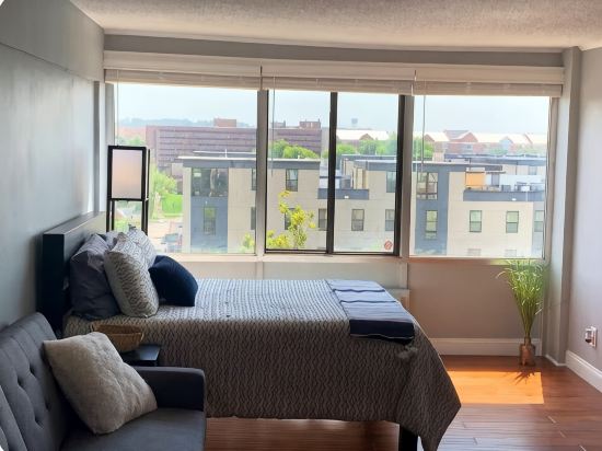 Condo, Walk To Stadium And Free Parking!!!!!