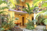 Villas del Rio: 2BR/2BA with dipping pool 1 block from the beach.