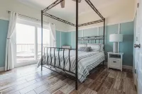 Coastal Gratitude.....STUNNING Gulf front home - ติดทะเล