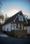 Charming 2-bedroom cabin with WiFi, AC 5 minutes away from Lake Guntersville