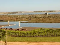 1 bedroom apartment in the Algarve overlooking the ria and the sea with garden and pool Hotels in Moncarapacho
