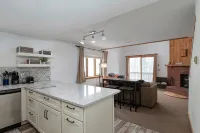 NEW Ski in/out condo with Mt views, hot tub, porch, gym & wifi! - Uima-altaat