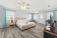 Galveston Beach House - 4Br Sleeps 12 - Steps to Gulf - Pets OK - อ่างจากุชชี่