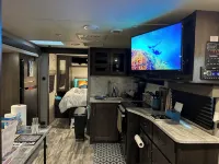 RV in Art District and Close to the Beach! Pool & Hot-Tub & Fenced/Pet-Friendly! - 2 étoiles