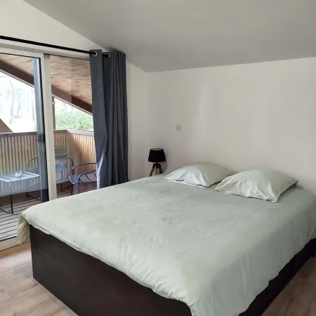 Apartment with your head in the trees, 50m from the lake - Hourtin Port