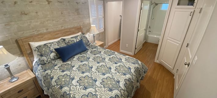 Clean Penthouse with Balcony Hotels in Burbank