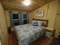Caddo River Shack - 2 secluded acres with Kayaks and outdoor tub - Pet Friendly Hotels in Pike County