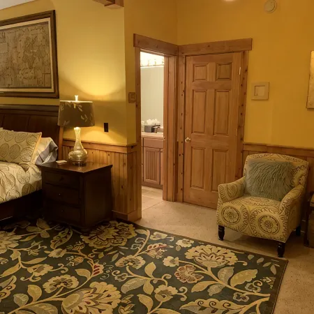 Luxury in prime location. Hot tub, games room with pool table. 4th night free.