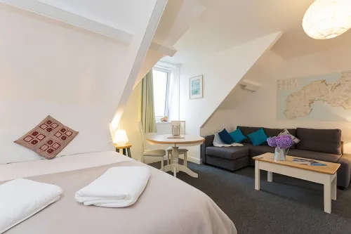 Beautiful views over Mounts Bay. Cosy flat in the fishing village of Newlyn - Condos