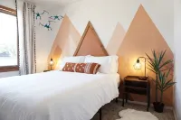 Unleash Your Inner Explorer: The Dam Dino House! - バルコニー