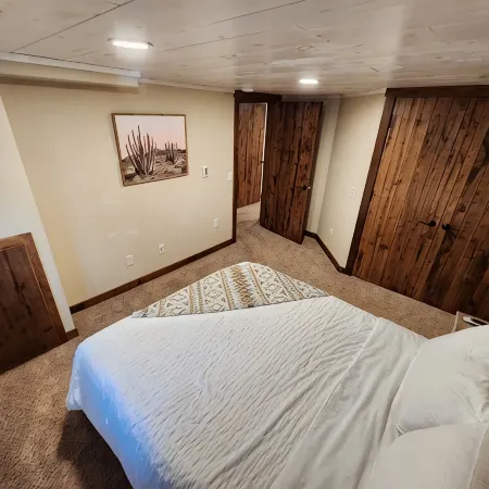 Gorgeous 5 bed Remodel near Downtown Hudson for Groups!