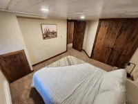 Gorgeous 5 bed Remodel near Downtown Hudson for Groups! - Wifi