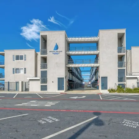 Lovely 1-bedroom condo by the Harbor.