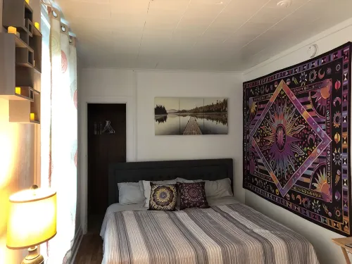 Modern-Bohemian quarters - King Bed-Washer/Dryer - 3 ดาว