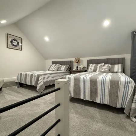 Beautiful, quaint newly-renovated Keowee Key condo with golf course view!