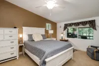 Very peaceful Home with Lake Barkley in your back yard! Private Dock Sleeps 8 - 3-Star