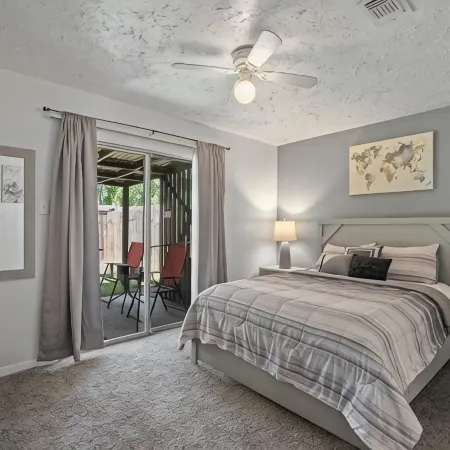 Cozy 2 Bed 1 Bath Home near IAH