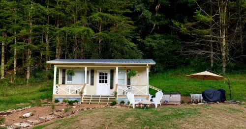 Tiny House in the Mountains- waterfall, jacuzzi and stunning farm views - 3성급
