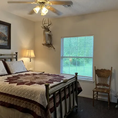 Lodge with fishing & guided hunts available! Minutes from Tulsa & Grand Lake!