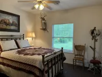 Lodge with fishing & guided hunts available! Minutes from Tulsa & Grand Lake! - 3성급
