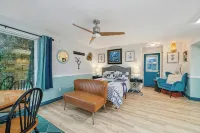 Blue Octopus #5 Personal Beach Cabin. Ocean View. - 샬레 호텔