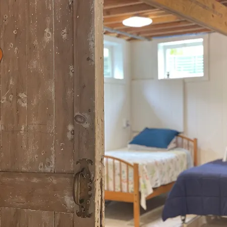 New to VRBO! 2/1 Mid Island Apartment, Sleeps 5