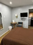 Fins and Feathers Lodge - Motels