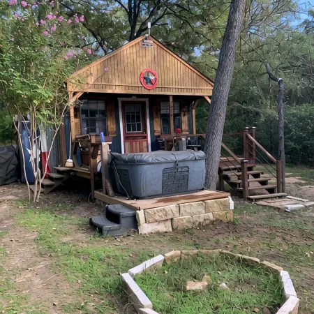 Private Cabin with hot tub. Nestled in the Woods just off Lake Limestone, Texas.